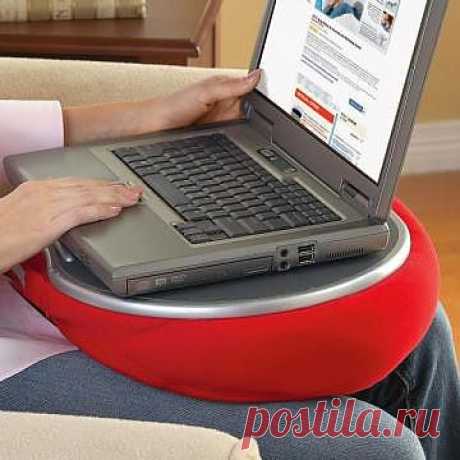 Стильная и удобная подставка для ноутбука E-Pad Laptop Desk, служащая одновременно и сумкой-переноской для Вашего лептопа позволит Вам взять лептоп в поедку и комфортно работать с ним в любом месте. Если у Вас есть такой столик для нетбука, Вы сможете полноценно заниматься веб-серфингом как дома, лежа на софе, так или в путешествии – в поезде, самолете, где угодно.