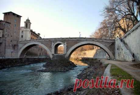 Самый старый мост в мире — Понс Фабрициуса (Pons Fabricius) или Мост Четырех Глав (Ponte dei Quattro Capi) в Риме, Италия, который была построен в 62 г. до н.э.