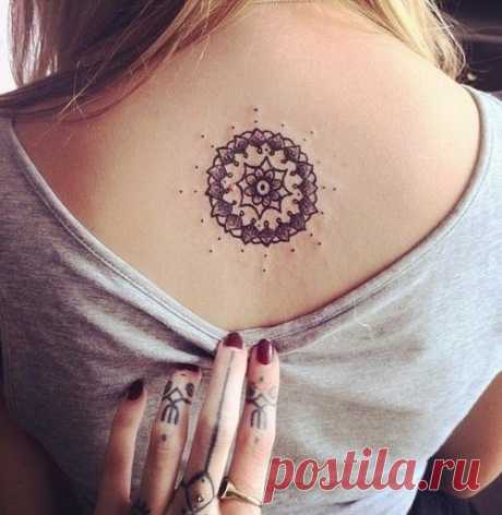 girl-with-small-mandala-tattoo-on-upperback.jpg (500×513)