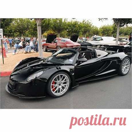 Hennessey Venom GT - в январе 2013 года автомобиль попал в книгу рекордов Гиннесса, разогнавшись до 300 км/ч за 13,63 секунды, побив прежний рекорд Koenigsegg Agera R в 14,53 секунды. Однако не на официальном заезде для Книги Гиннесса, а на собственном испытании компании, где купе упражняется в разгоне с нуля до 370 км/ч, ему потребовалось всего 19,96 секунды для достижения 370 км/ч, а отметку 300 км/ч автомобиль прошел за 13,48 с.[2]