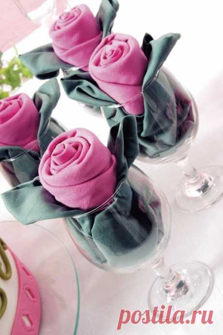 Сервировка стола. Розы из салфеток.