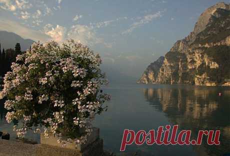 ГАРДА-самое большое озеро Италии.