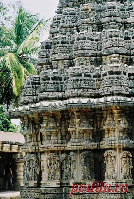 Keshava Temple, Somnathpur / India (by lucie vouzelaud).