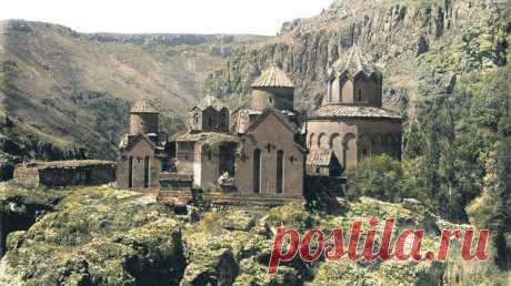 Խծկոնքի վանք. 1910-ականների լուսանկար
10-13-րդ դդ. կառուցված և հինգ առանձին եկեղեցիներից բաղկացած Խծկոնքի վանքային համալիրը գտնվում է Կարսի մարզում, Հայաստան-Թուրքիա սահմանամերձ գոտում, քաղաքամայր Անիից 25 կմ հարավ-արևմուտք (Կարսի մարզը Հայաստանից անջատվել և Թուրքիային է անցել 1921 թվականի Մոսկվայի ռուս-թուրքական պայմանագրով): Վանքի եկեղեցիները թուրքերի կողմից պայթեցվել են 1950-ականներին, ներկայումս մասնակի կանգուն է մնացել միայն Սուրբ Սարգիս զվաթնոցաձև եկեղեցին: