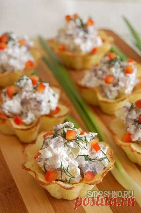 Картофельные тарталетки с огурчиками и селедочкой.