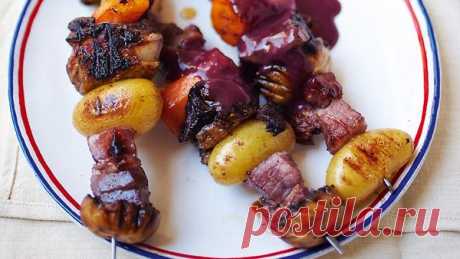 Куриные шашлычки с винным соусом: рецепт от шеф-повара Рейчел Ку Brochettes au coq au vin Рейчел Ку: «Классический coq au vin — это петушок, которого несколько часов
тушат в красном вине. Я решила устроить небольшой переворот и вместо рагу
приготовила шашлычки с со…