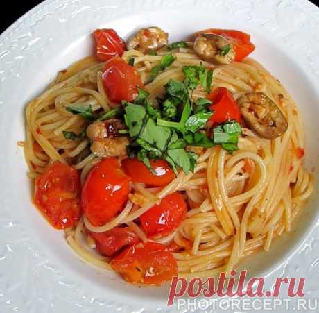 Спагетти с оливками и помидорами в сливочном соусе.