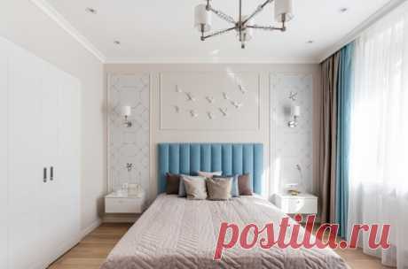 Спальня в современном стиле с бежевыми стенами, светлым паркетным полом