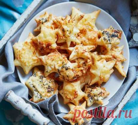 👌 Изумительные сырные звёздочки: закуски вкуснее не придумаешь, рецепты с фото Эти замечательные сырные звёздочки отлично подойдут в качестве закуски для праздничного стола. Естественно, их можно приготовить не только на праздник, а, например, для обычных веч...