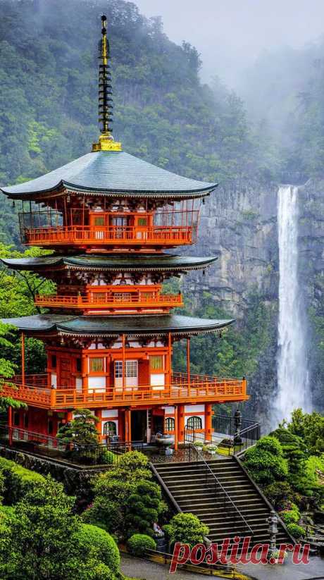 Идеальное сочетание замечательной природы Японии и древней архитектуры. Расположенный в префектуре Вакаяма, Higashimuro, пагода стоит прямо рядом Japans самый высокий водопад (133 метров в высоту или над 430ft).