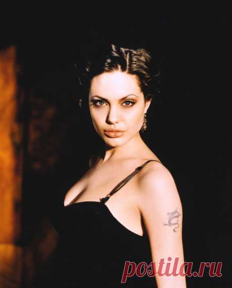 Анджелина Джоли (Angelina Jolie) в фотосессии Джорджа Хольца (George Holz) для журнала People (1998).