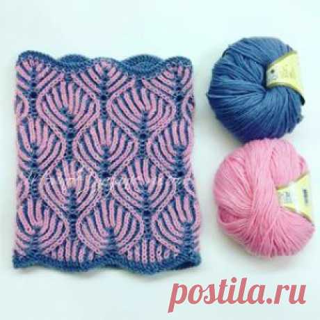 Снуд спицами *Листья* в технике бриошь 
Техника бриошь (Brioche Stitch )с двухсторонней вязкой в последнее время стала очень популярной.Так вяжут шапочки,шарфы,шали и конечно же очень красивыми получаются снуды.Сегодня мы рассмотрим вязание снуда узором листья. 

Описание вязания снуда в технике бриошь: 
Пряжа 300 м на 100 г двух цветов. 
Вяжем розовым на бордовом фоне, изнанка бордовая на розовом фоне. 

Схема для круговых спиц 

Все нечетные ряды вяжем розовым, а четные ...