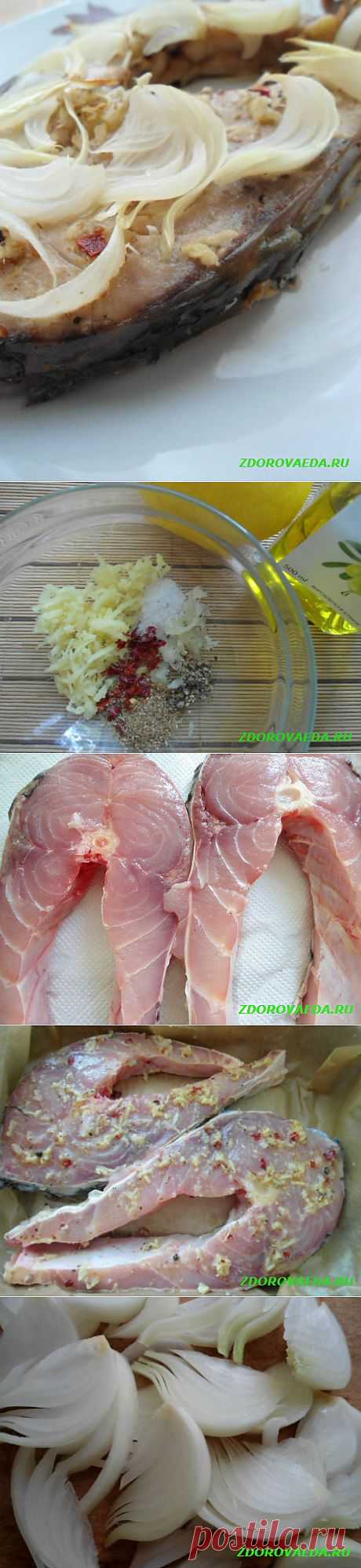 Рыбный стейк с луком, имбирем и горьким перцем в духовке