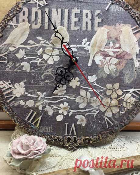 Часы выполнены в технике " винтаж " обьем создан с помощью Верненской текстуры , образец для мастер класса