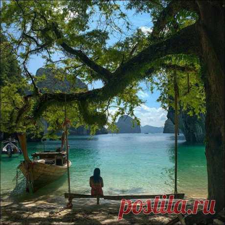 Провинция Краби,Таиланд.

Рядом с границей Малайзии, вытянутая вдоль побережья Андаманского моря, находится одна из самых красивых провинций Южного Таиланда - Краби. Этот прекраснейший уголок Тайланда знаменит среди любителей виндсерфинга и эко-туризма. Провинция богата множеством островов с широкими пляжами и высокими скалами.