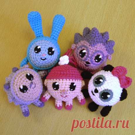 PDF Малышарики крючком. FREE crochet pattern; Аmigurumi animal patterns. Амигуруми схемы и описания на русском. Вязаные игрушки и поделки своими руками #amimore - маленькие малышарики, смешарики, Крошик, Ёжик, Барашек, Нюшенька, Пандочка.