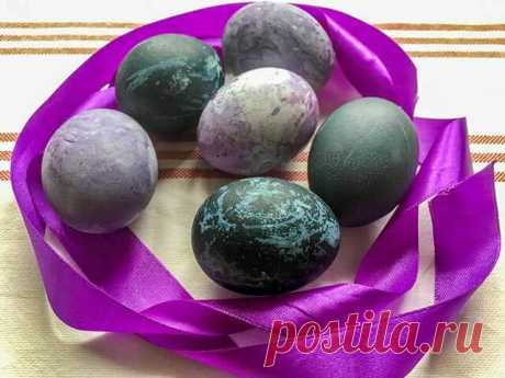 Как покрасить яйца в каркаде на Пасху: рецепты покраски яиц без химии Самые разные способы окрашивания яиц чаем каркаде от мраморного до космического, от синего до фиолетового.