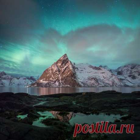 Северное сияние над горой Олстинден, Норвегия. Автор фото – Роман Радкевич: nat-geo.ru/photo/user/51571/ Доброй ночи.