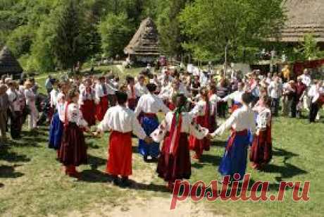 НАРОДНІ ЗВИЧАЇ СВЯТКУВАННЯ ВЕЛИКОДНЯ. ГАЇВКИ. ВЕСНЯНКИ Скачати  ІСТОРІЯ СВЯТКУВАННЯ ПАСХИ  Празник Христового Воскресіння має ще такі назви: Свято Пасхи, Велика Неділя Пасхи, а найбільше поширена назва цього свята - Великдень.  Слово "пасха" означає (з єврейської мови) "перехід" і "ягня". Свято Пасхи святкували на спомин визволення вибраного наро