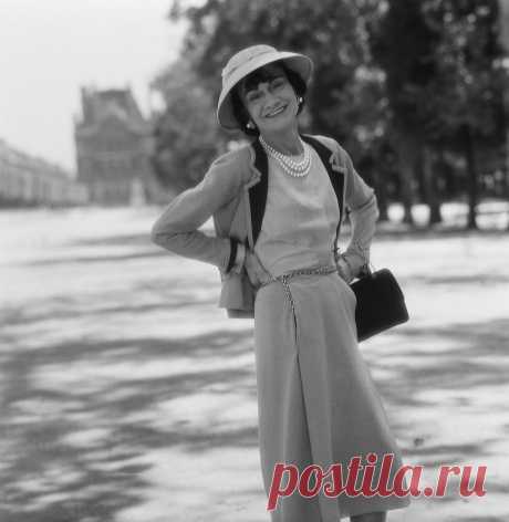 Mademoiselle Chanel in the Tuilleries,

Paris, 1955

© Willy Rizzo