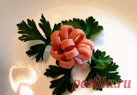 Колбасный цветок для украшения праздничных блюд.