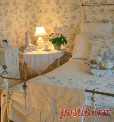 Aiken House &amp; Gardens: Blue and White Guest Room