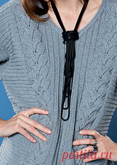 Свободный женский пуловер с узором Львиный зев серого цвета спицами – схемы и описание