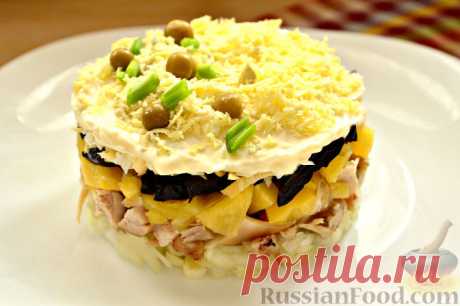 Рецепт: Слоеный салат с курицей, ананасами и черносливом на RussianFood.com