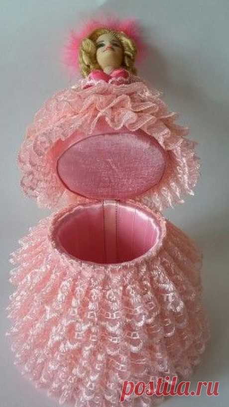 Пин может содержать: a small doll in a pink dress with a hairdow on it's head