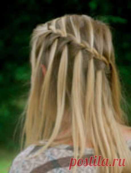 Прическа с «водопадными» французскими косами (+ пошаговые фото)  
 Если вы умеете плести обычную французскую косичку, то вам будет не сложно освоить и эту технику.



&nbsp;



 &laquo;Водопадными&raquo; эти косички названы, поскольку оставляют на волосах…