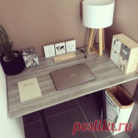 Le fameux coin bureau aménagé dans le séjour... je suis ravie du résultat, j’espère que cela vous plaira aussi! #bureau #coinbureau #lafabriquedespieds #lovecreativepeople #lesacenpapier #centrakor #mycentrakor #picturewood #lampe #panier #boite #planche #bricomarché #impressionsurbois #deco #home #madecoamoi #decoration #interior4all #instahome #instadeco