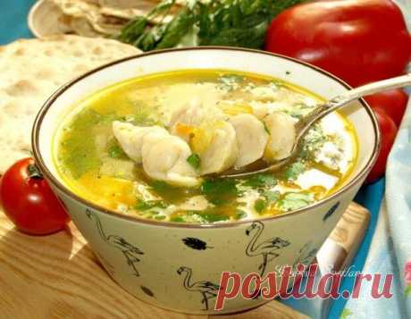 Вкусный суп по мотивам старинного крымского блюда. Этот суп можно встретить у крымчаков под название «Сюзме», караимы величают его «Хамур-долма», греки — «Хашихья», а крымские татары — «Къашык-аш» или «Къаш-къаш», что означает «Ложечный суп». Каждая достопочтенная хозяйка должна блеснуть умением - 23 марта - 43033904601 - Медиаплатформа МирТесен