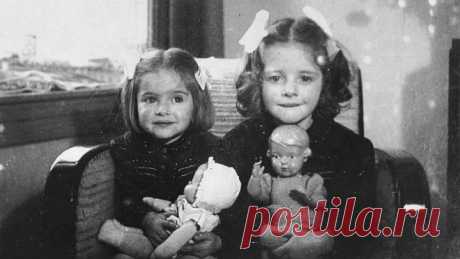 Этим девочкам не суждено было наиграться в свои куклы Смотреть без слез невозможно. Гаага, 1942. Ева и Леана Мюнцер. Обе погибнут в Освенциме.