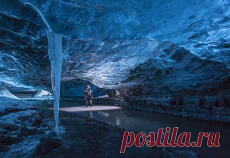 Луч солнца в темном царстве: удивительная ледяная пещера на Камчатке