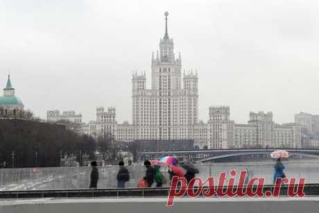 Москвичам назвали сроки окончания дождей. Заметных дождей в течение текущей недели в Москве не предполагается, однако кратковременные дожди ожидаются в понедельник и вторник, 3 и 4 апреля, рассказал научный руководитель Гидрометцентра России Роман Вильфанд. Срок окончания дождей он спрогнозировал в беседе с «Лентой.ру».