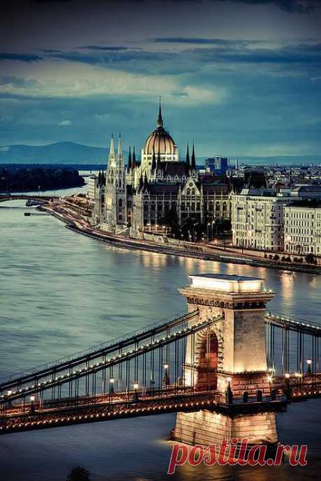 Прекрасный вечерний Будапешт. Вид на парламент и мост через Дунай. Венгрия
