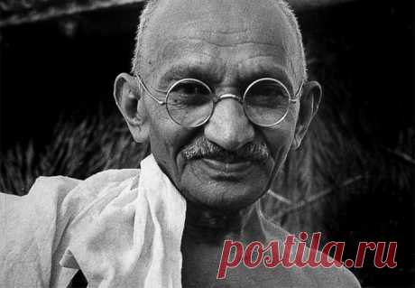 10 советов от Махатмы Ганди - 1MIXTIPS.RU Жизненные принципы от легендарного Махатмы Ганди, которые хочется выучить и повторять, как мантру. “Если бы у меня не было чувства юмора, я бы давным-давно совершил самоубийство”.~ Махатма ГандиМахатма Ганди не нуждается в подробном представлении. В Индии его имя окружено таким же почитанием, с каким произносятся имена святых. Весь мир знает человека, который привел свою страну к …