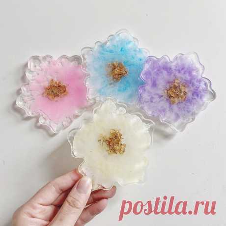 Personalised coloured flowershape