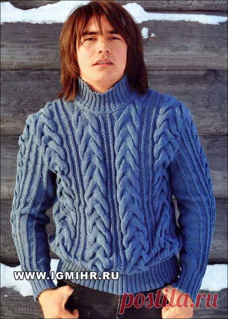 Мужской свитер цвета индиго с косами и рельефным узором. Спицы