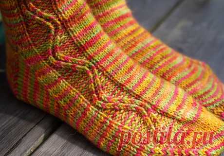 Ravelry: Zigzagular Socks pattern by Susie White