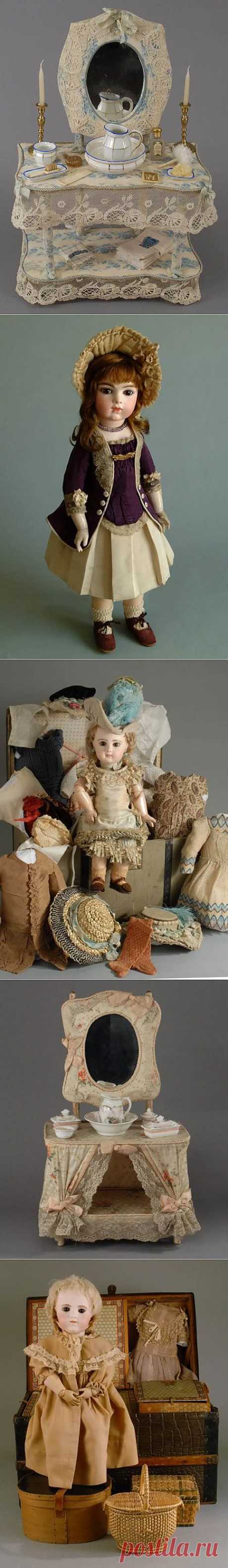 Старинные куклы, их гардероб и мебель.19 век..