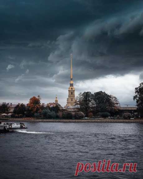 Вид на Петропавловский собор с Мытнинской набережной.

Фото: andrei_mikhailov