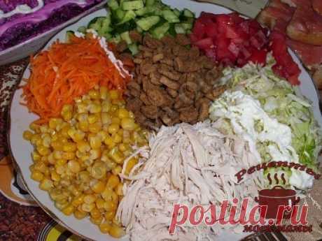 Салат с курицей и сухариками с овощами. Рецепт. Фото