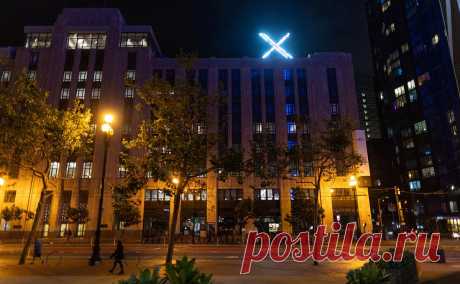 Жители Сан-Франциско пожаловались на слепящий логотип X на здании Twitter. Жители Сан-Франциско, чьи дома расположены рядом со штаб-квартирой компании Twitter, пожаловались на яркий свет и мигание нового логотипа в виде X на крыше здания, сообщает телеканал CBS.