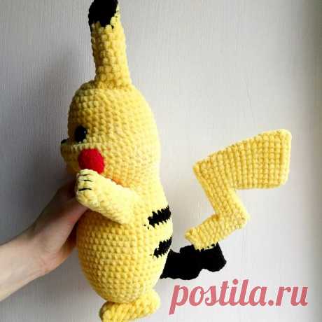 PDF Пикачу крючком. FREE crochet pattern; Аmigurumi toy patterns. Амигуруми схемы и описания на русском. Вязаные игрушки и поделки своими руками #amimore - плюшевый покемон Пикачу с покеболом, популярный персонаж аниме из плюшевой пряжи.