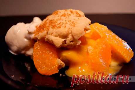 Апельсиновый десерт с мороженым и печеньем - отличный вариант подачи фруктов с мороженым.