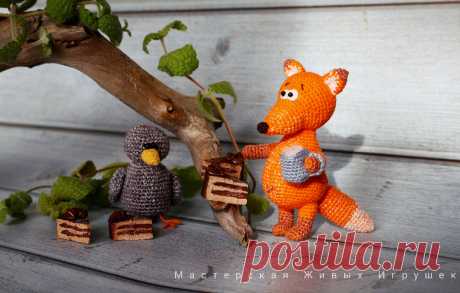 PDF Лиса и Ворона крючком. FREE crochet pattern; Аmigurumi toy patterns. Амигуруми схемы и описания на русском. Вязаные игрушки и поделки своими руками #amimore - маленькая лиса с вороной, лисица, лисёнок и птица из обычной пряжи, лисичка.