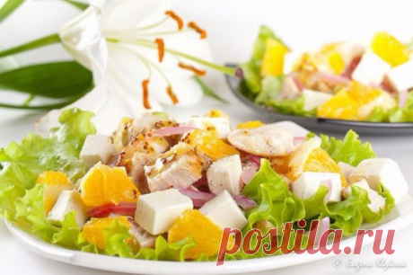 Восхитительный сочный салат с апельсинами, куриным филе и сыром фета