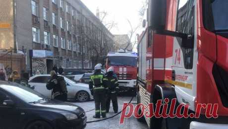 В Екатеринбурге 30 человек оказались в горящем здании в центре города. В Екатеринбурге произошло возгорание шестиэтажного здания. Об этом сообщает Е1. Инцидент произошел на улице Чебышева, в центре города. В подвале дома загорелась продукция. В результате пожарным пришлось эвакуировать из здания более десяти ...