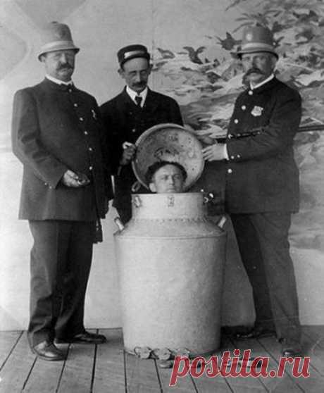 Гарри Гудини перед великим побегом из молочного бидона, 1908 г